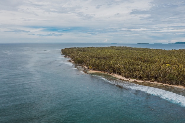 Fascynujący widok na wybrzeże z białym piaskiem i turkusową czystą wodą w Indonezji