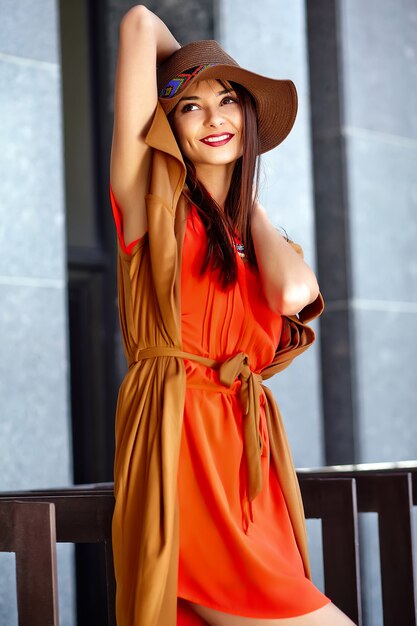 Fasonuje portret młody hipis kobiety model w lato słonecznym dniu w jaskrawym kolorowym modnisiu odziewa w kapeluszu