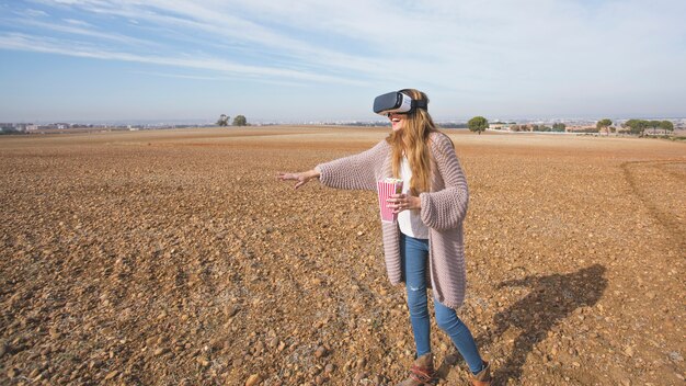 Figlarnie kobieta cieszy się VR w polu