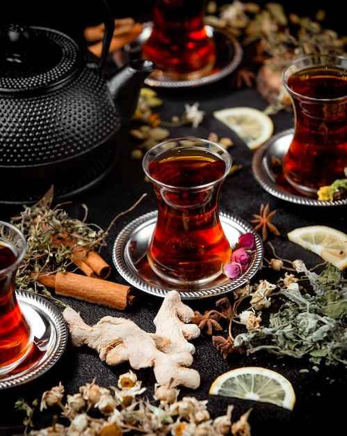 Bezpłatne zdjęcie filiżanka aromatycznej herbaty z cynamonem
