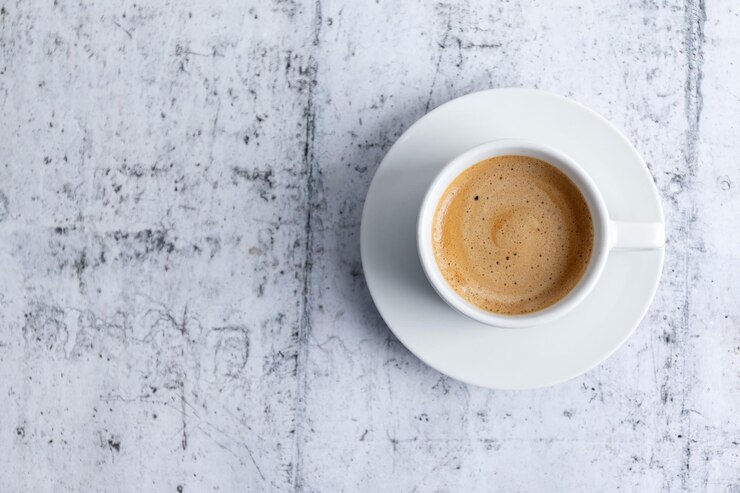 Bezpłatny plik Zdjęcie filiżanka espresso na szarym tle