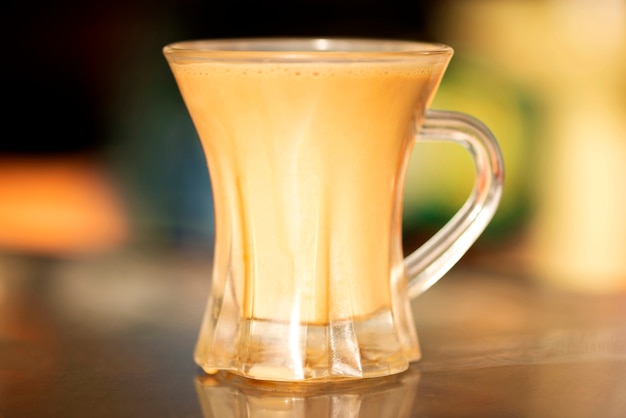 Filiżanka gorącej herbaty mlecznej, herbata mleczna (zwykła chai) jest bardzo popularna w pakistanie