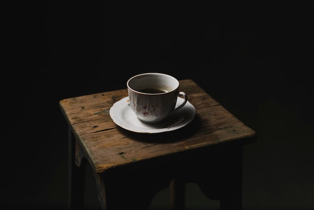 Bezpłatne zdjęcie filiżanka herbaty na stołku