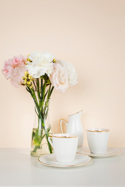 Filiżanka herbaty obok bukiet kwiatów
