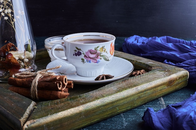 Bezpłatne zdjęcie filiżanka herbaty z cynamonami.