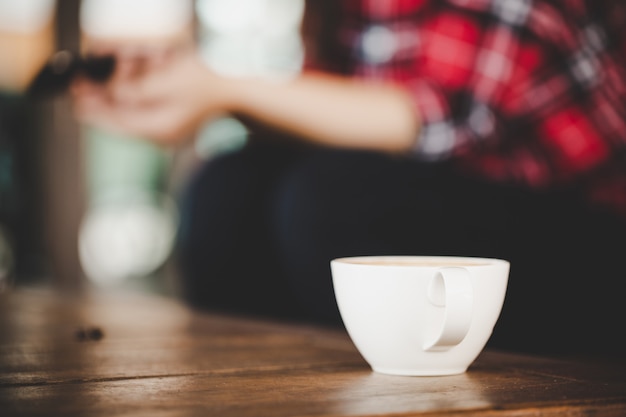 Filiżanka kawy latte na stół z drewna w kawiarni kawiarni