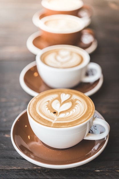 Bezpłatne zdjęcie filiżanka kawy latte