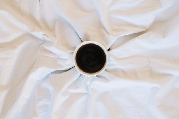 Bezpłatne zdjęcie filiżanka kawy na białym obrusem