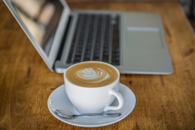 Filiżanka kawy z laptopem za