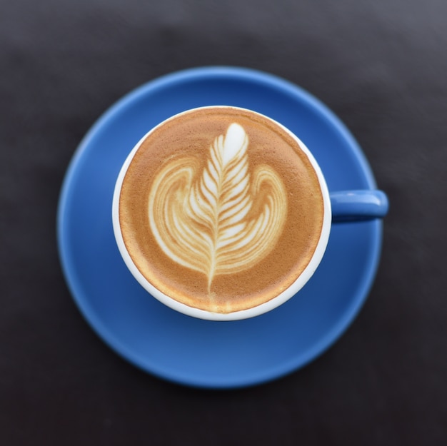 Bezpłatne zdjęcie filiżanka kawy z rysunkiem tang