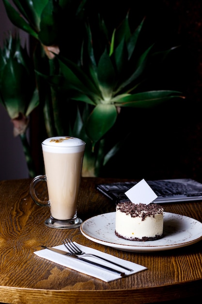 Filiżanka latte z sernikiem posypanym czekoladą