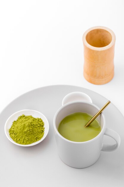 Filiżanka z herbatą i proszkiem matcha