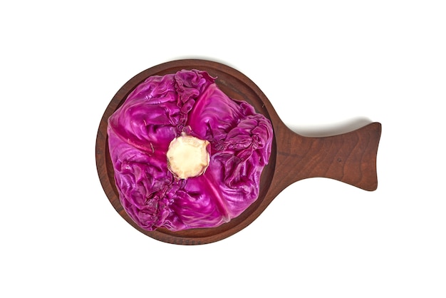 Bezpłatne zdjęcie fioletowa kapusta na drewnianym półmisku.