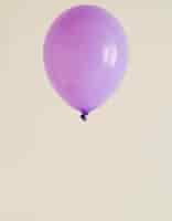 Bezpłatne zdjęcie fioletowy balon z miejsca na kopię