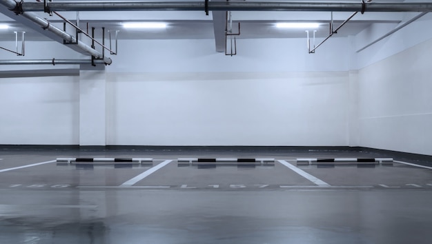 Fioletowy parking bez samochodów.