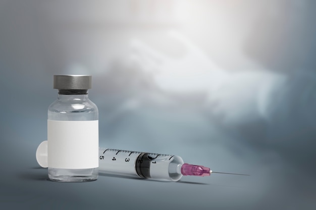 Bezpłatne zdjęcie fiolka ze szczepionką z igłą strzykawką