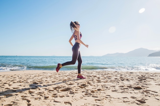 Fit girl podczas tresowania na plaży