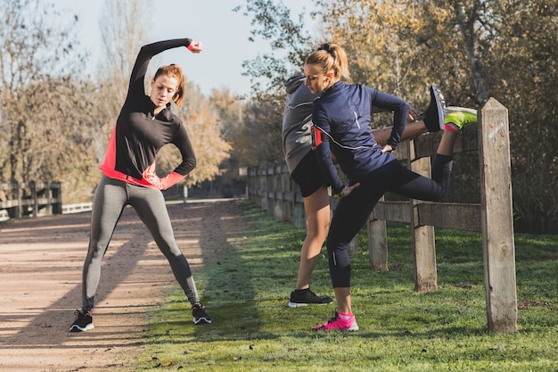 Fit ludzi robi ćwiczenia rozciągające