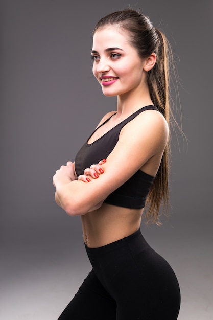 Fitness Kobiece Kobieta Z Mięśni Ciała Gotowy Do Treningu Na Szarej ścianie