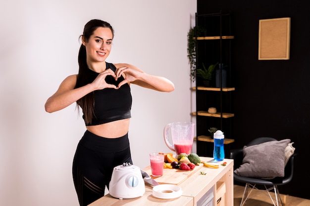 Fitness kobieta przygotowuje sok detox