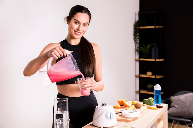 Fitness kobieta przygotowuje sok detox