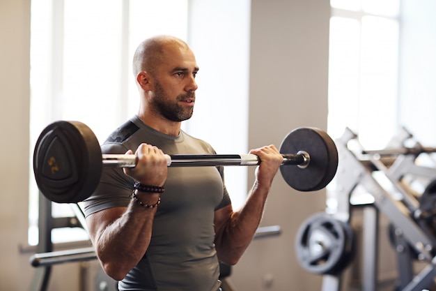 Fitness na siłowni, podnoszenie ciężarów