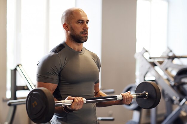 Fitness na siłowni, podnoszenie ciężarów