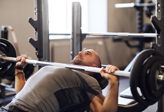 Fitness na siłowni, podnoszenie ciężarów