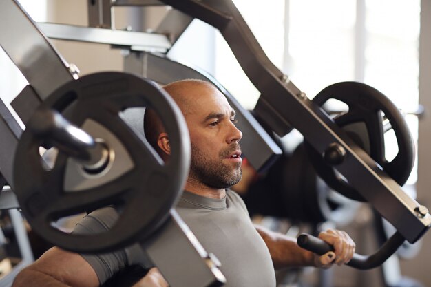 Fitness na siłowni, podnoszenie ciężarów