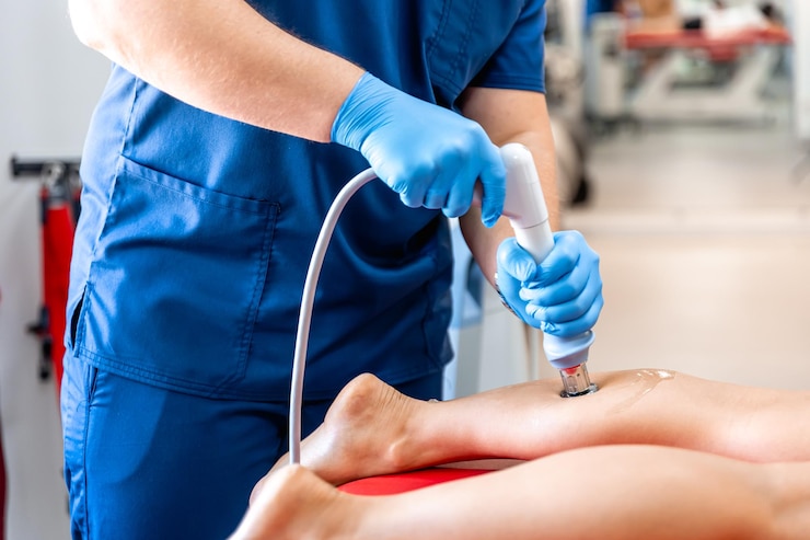 Bezpłatny plik Zdjęcie fizjoterapia goleni metodą pozaustrojowej terapii falą uderzeniową