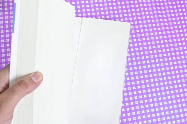 Bezpłatne zdjęcie fizyczna książka papierowa nad zbliżeniem tła
