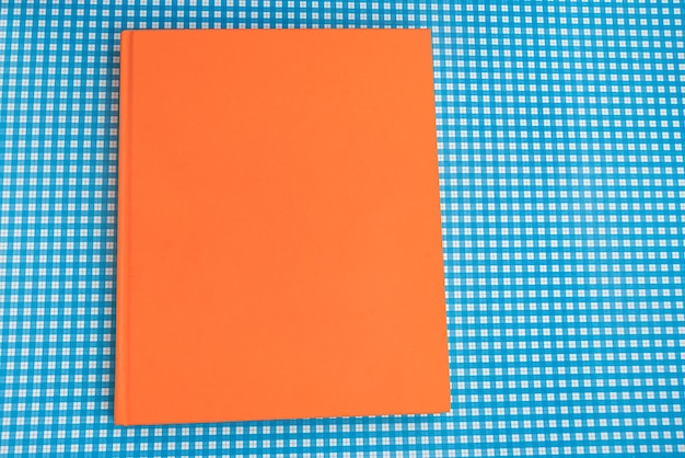 Bezpłatne zdjęcie fizyczna książka papierowa nad zbliżeniem tła