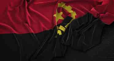 Bezpłatne zdjęcie flaga angoli pomarszczony na ciemnym tle renderowania 3d