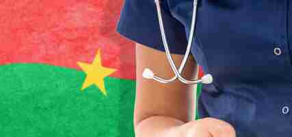 Bezpłatne zdjęcie flaga burkina faso lekarka ze stetoskopem, krajowy system opieki zdrowotnej