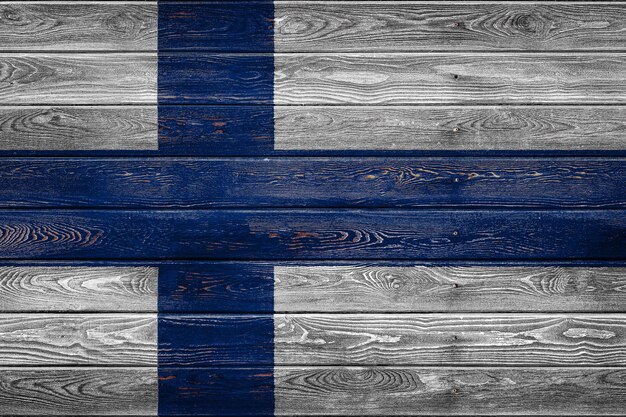 Flaga narodowa finlandii jest namalowana na obozie z równych desek przybitych gwoździem. symbol kraju.