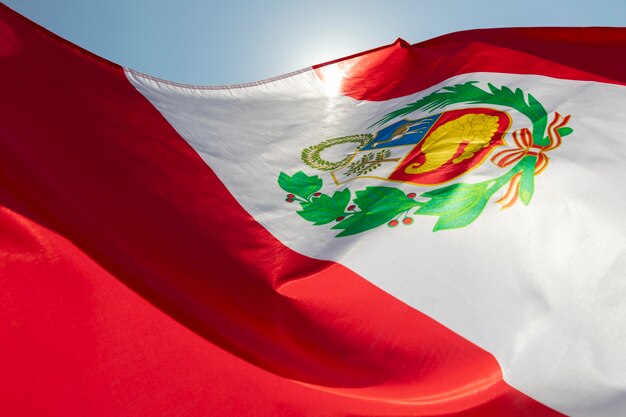 Flaga narodowa Peru na wietrze
