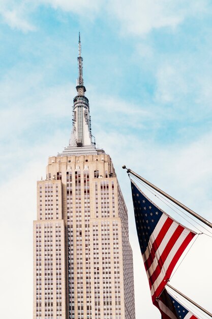 Flaga USA macha w pobliżu Empire State Building