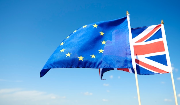 Flagi Wielkiej Brytanii i Unii Europejskiej