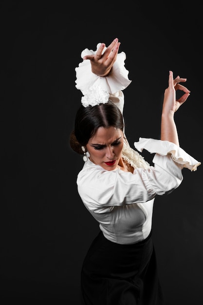 Flamenca z rękami w górę, patrząc w dół