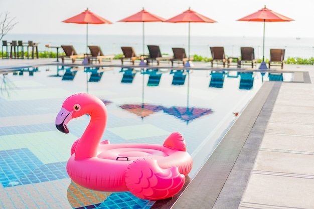 Flaming pływa wokół basenu w hotelowym kurorcie z parasolem i krzesłem w hotelowym kurorcie