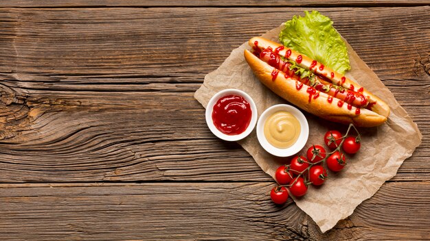 Flat lay hot dog z przyprawami