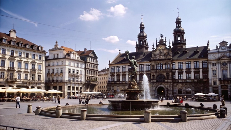 Bezpłatny plik Zdjęcie fontanna na placu europejskiego miasta z historycznymi budynkami