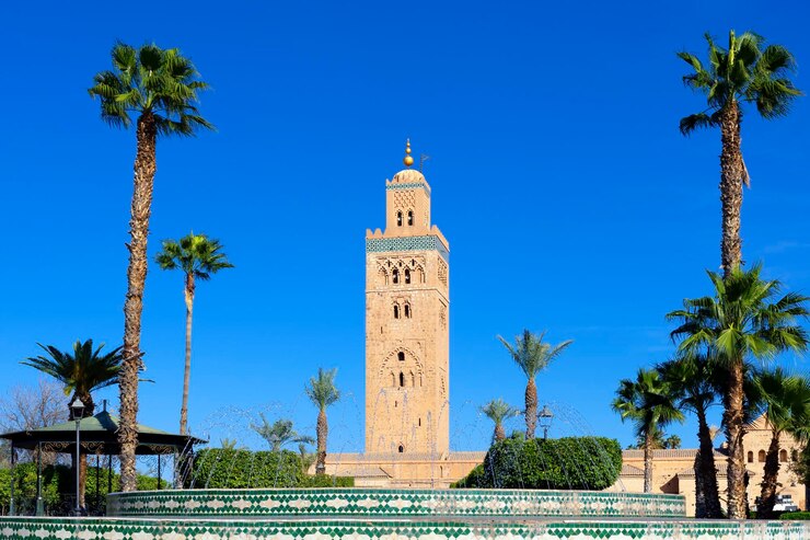 Bezpłatny plik Zdjęcie fontanna przed meczetem koutoubia w marrakeszu