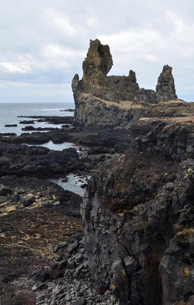 Formacja skalna Londrangar na wybrzeżu Islandii