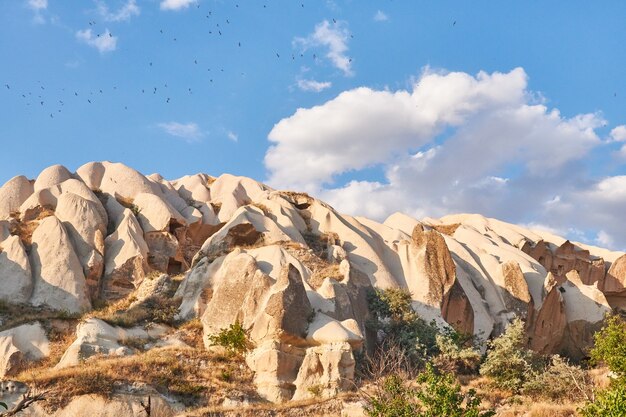 Formacje skalne w dolinie Rose Capadoccia w Goreme, Turcja