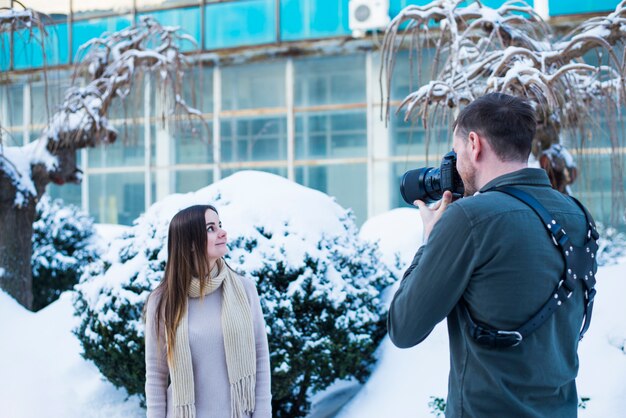 Fotograf bierze obrazki kobieta model w śnieżnej ulicie
