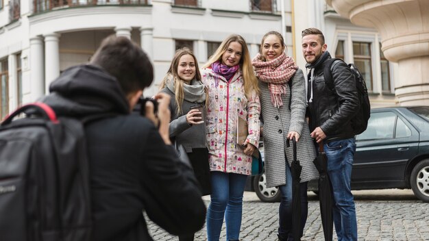 Fotograf biorąc strzał z przyjaciółmi