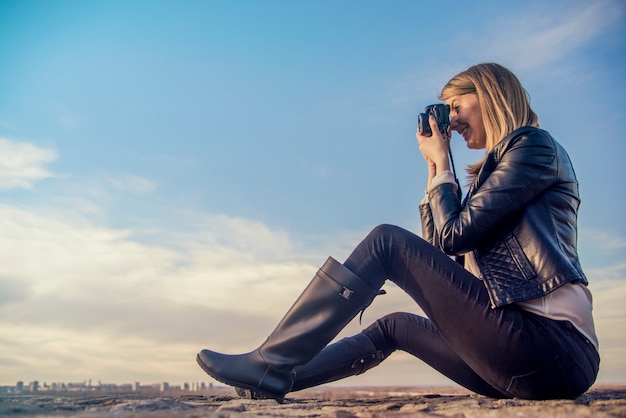 Fotograf Kobieta Dziewczyna Trzyma Dslr Aparat Fotograficzny Robienie Zdjęć. U? Miechni? Ta M? Oda Kobieta Przy U? Yciu Aparatu Fotograficznego Do Podj?