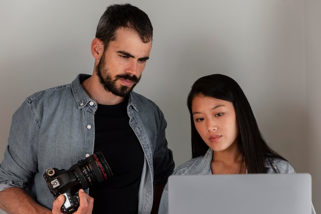 Bezpłatne zdjęcie fotograf produktowy z aparatem w studio