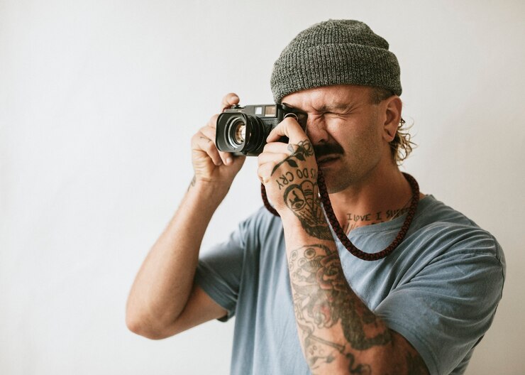 Bezpłatny plik Zdjęcie fotograf pstrykający aparatem analogowym
